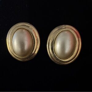 ⚜️3 for $30⚜️ Mid-Century Vintage Gold White Cream Pearl Oval Clip On Earring